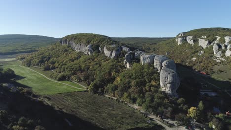 vista aérea de las montañas rocosas y el valle