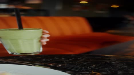 batido verde en un café