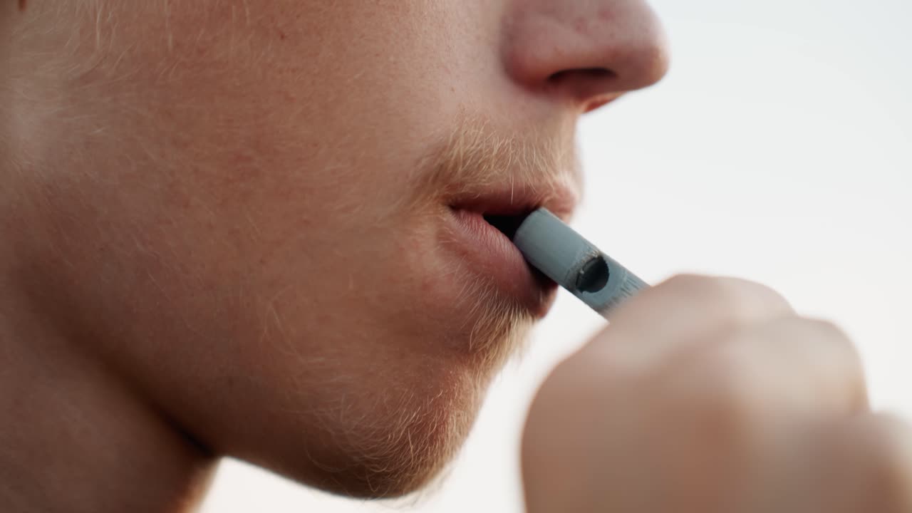 Fokussierte Atemübung. Konzentriertes Ein- und Ausatmen während anstrengender körperlicher Aktivität. Ein Athlet macht bewusste Pausen für kontrolliertes Atmen inmitten einer intensiven Trainingseinheit.
