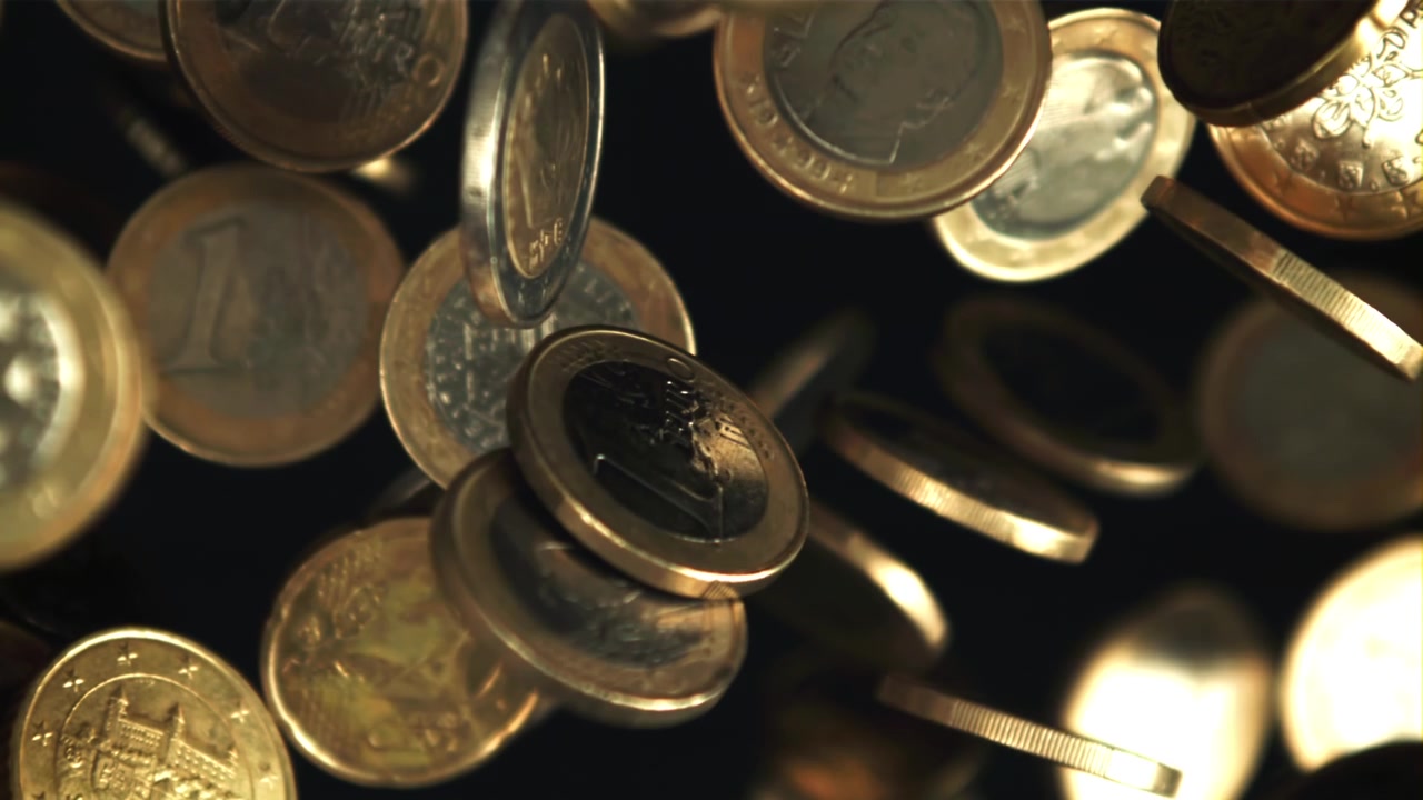 Moedas de Euro Caindo em Câmera Lenta e Focando em Fundo Escuro