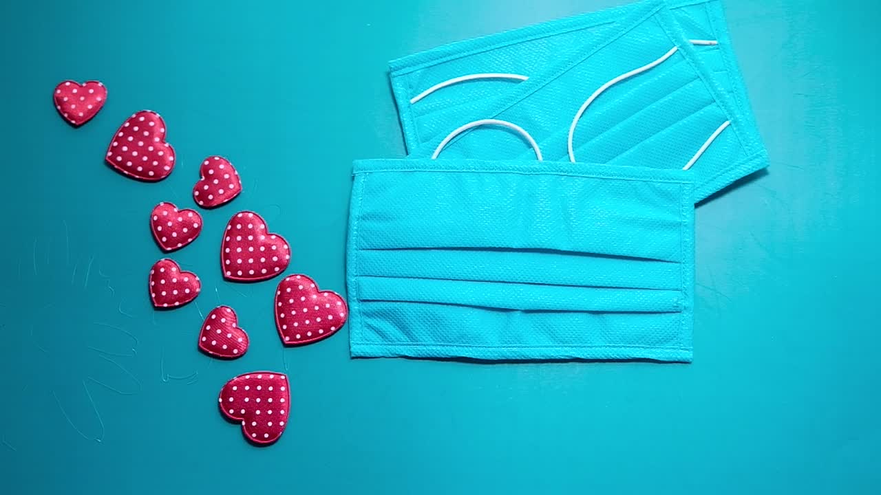 빨간 심장과 파란 마스크