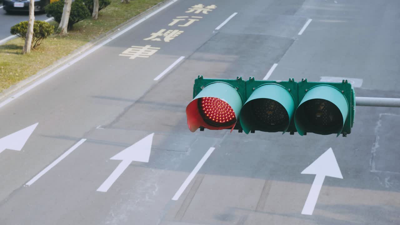 타이베이, 타이완 - 늦은 저녁 타이베이 시의 신이 금융 구역의 비는 거리