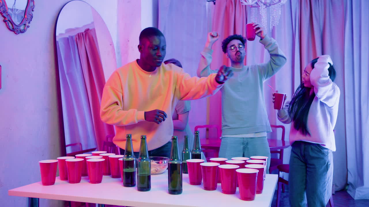 집에서 파티를 하는 행복한 다민족 젊은 친구들