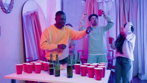 felices jóvenes amigos multiétnicos haciendo una fiesta en casa