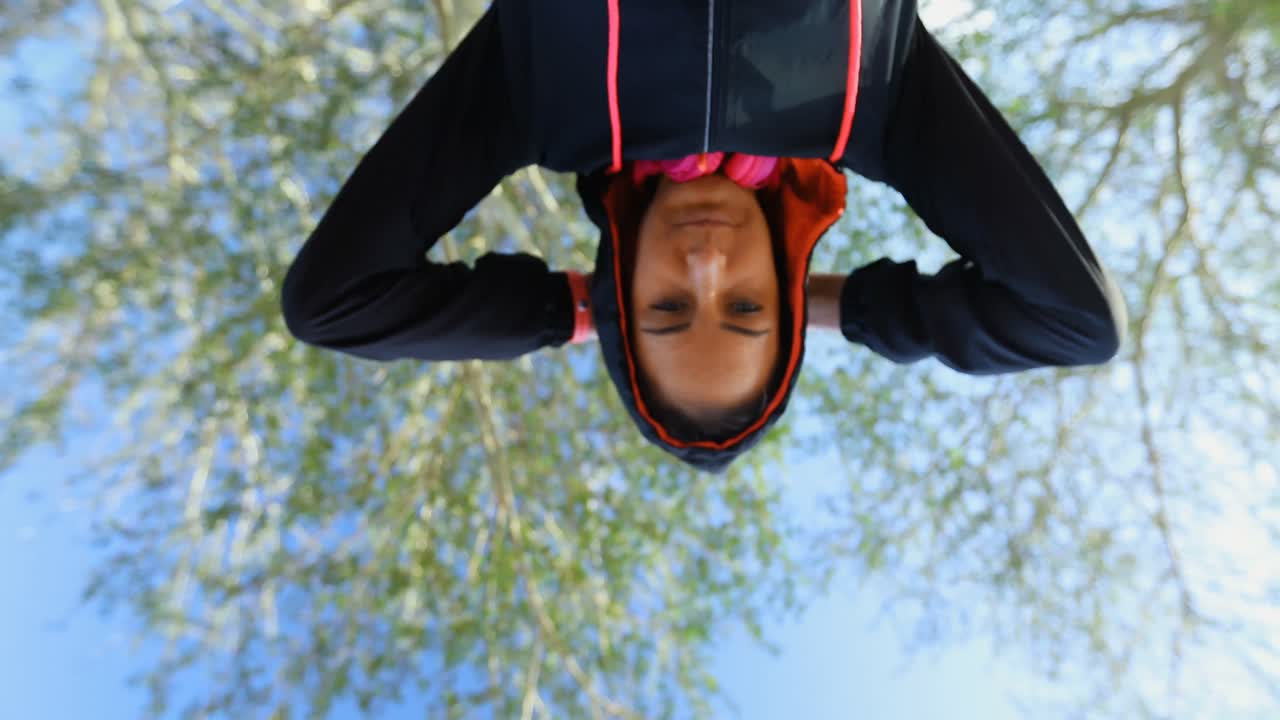 mujer con capucha tomando un descanso 4k