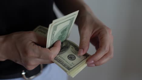 Manos-De-Mujer-Contando-Dinero,-Dólares-Estadounidenses