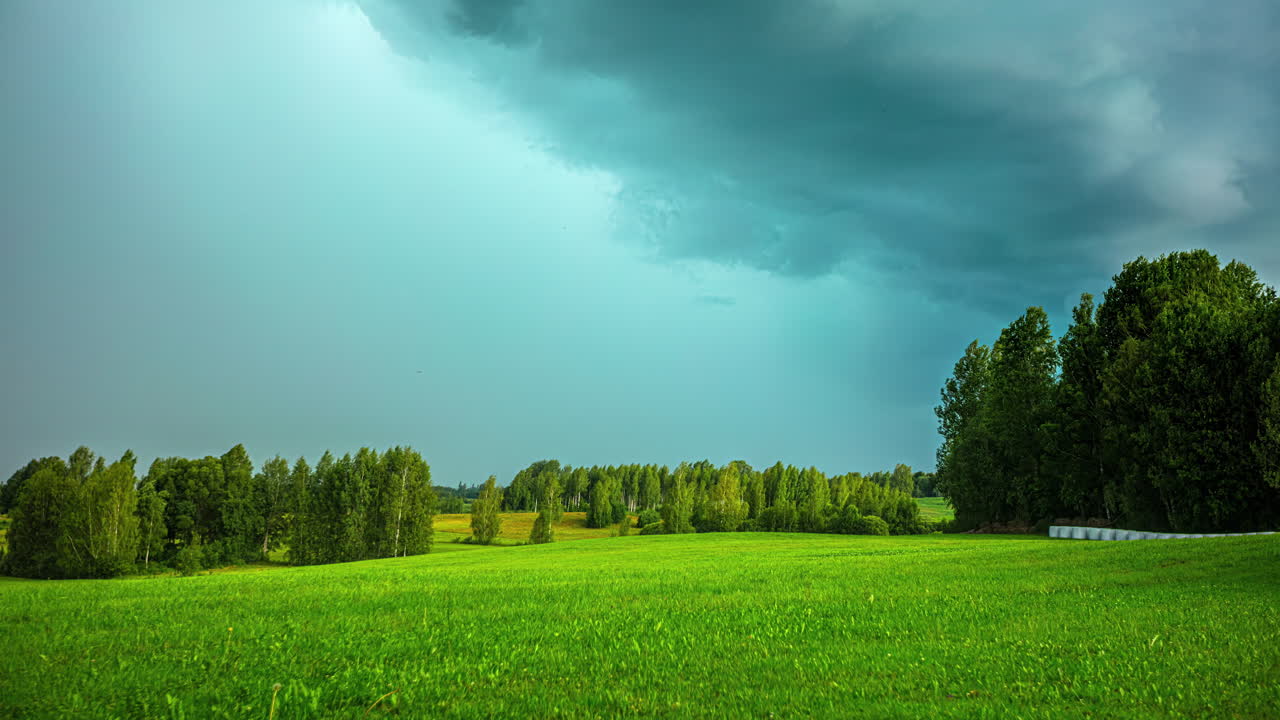 nubes oscuras soplando sobre un paisaje rural verde y exuberante - lapso de tiempo