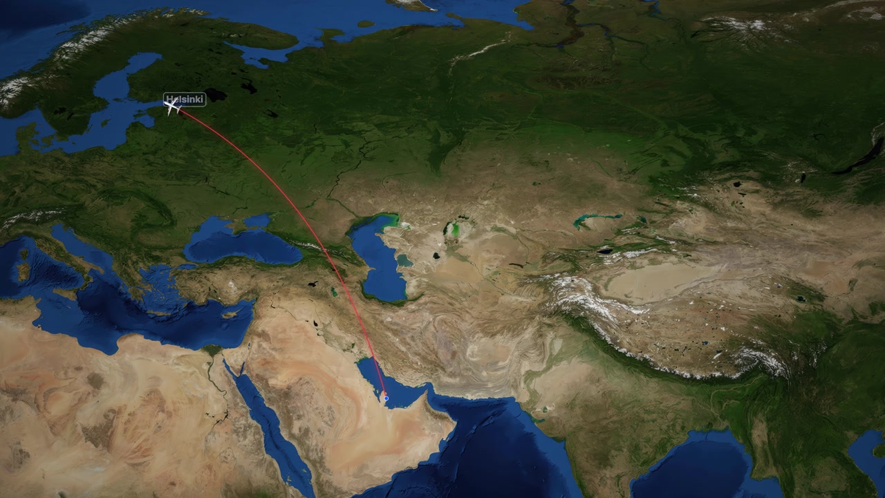 Un percorso di volo animato collega Doha e Helsinki su una mappa satellitare con un'icona di aereo in movimento