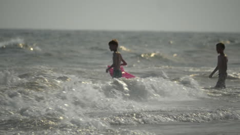 gran canaria, españa vista de las siluetas de las personas contra el tempestuoso océano atlántico