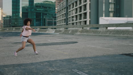 Mujer-Bailando-Joven-Bailarina-De-Raza-Mixta-Realizando-Danza-Callejera-De-Estilo-Urbano-En-La-Ciudad-Practicando-Movimientos-De-Estilo-Libre-Moda-Femenina-Con-Afro