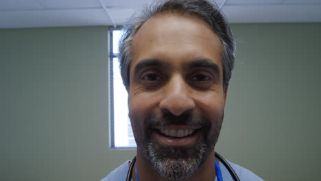 profesional médico que trabaja en un hospital
