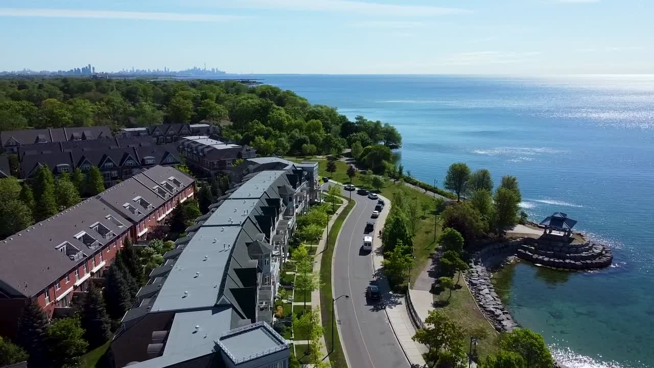 Aerial view of townhouses on the lakeshore of Lake Ontario in a Mississauga neighborhood