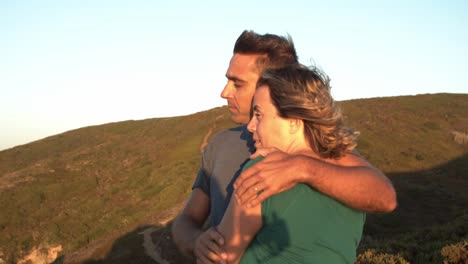 una pareja de turistas pacíficos enamorados