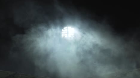 proyectores cubiertos por smog en la noche