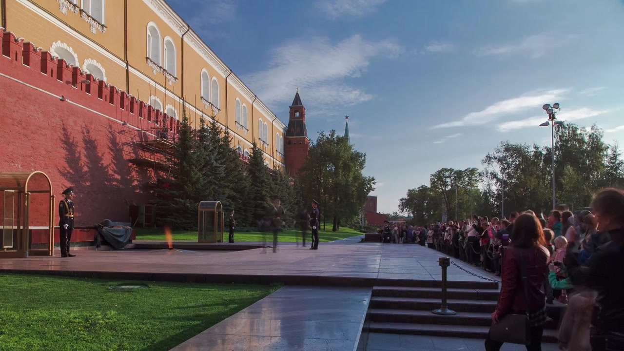 Upacara Pergantian Penjaga Kehormatan di Makam Prajurit Tak Dikenal di Tembok Kremlin di Moskow, Rusia. Makam tersebut adalah monumen peringatan Perang Dunia II. Selang waktu