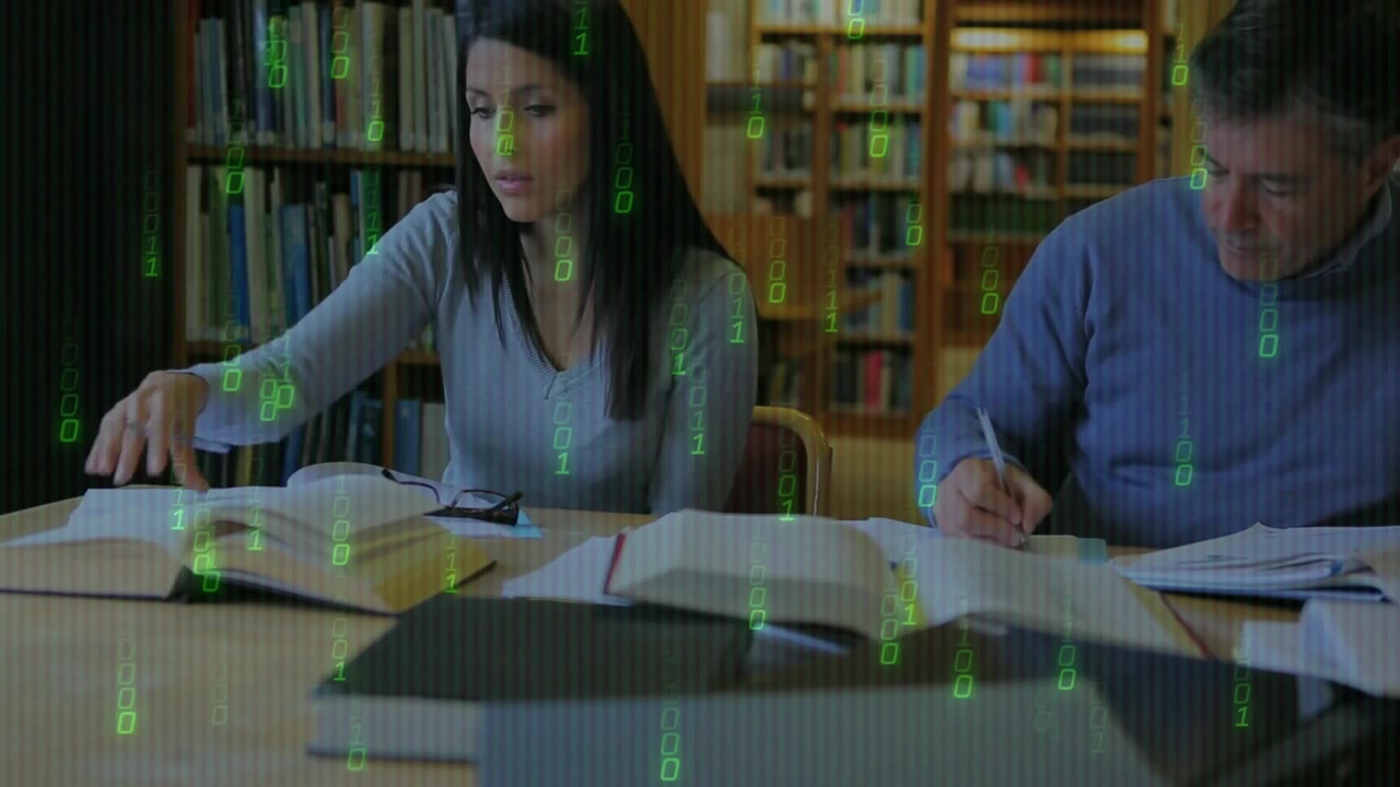 Penna che tocca la pagina attivando codice verde fluttuante mentre i compagni di studio prendono appunti in biblioteca.