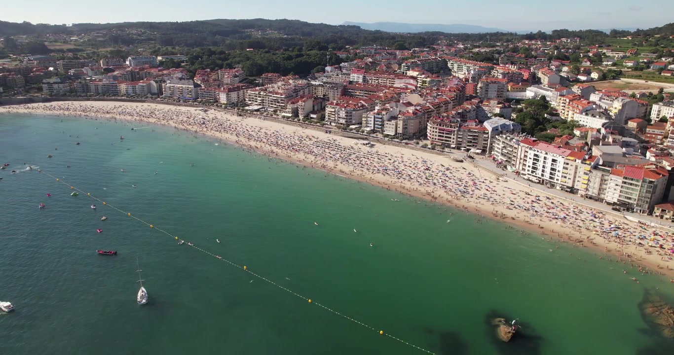 Vista aerea della splendida città costiera di Sanxenxo in Galizia, Spagna.