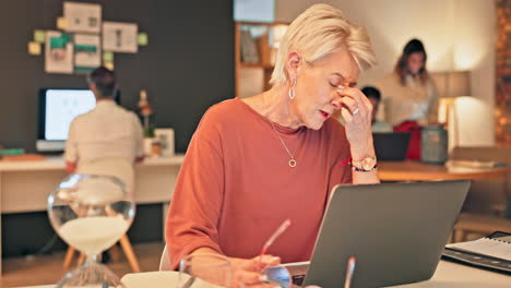computadora portátil de la oficina, agotamiento o mujer mayor cansada