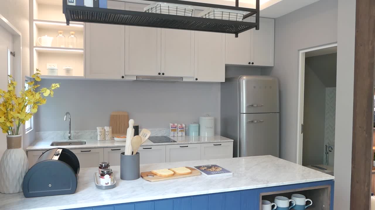 세련된 파란색 카운터 주방 및 딩 영역 장식