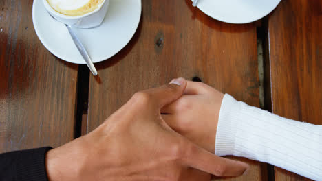 pareja de manos en la cafetería 4k