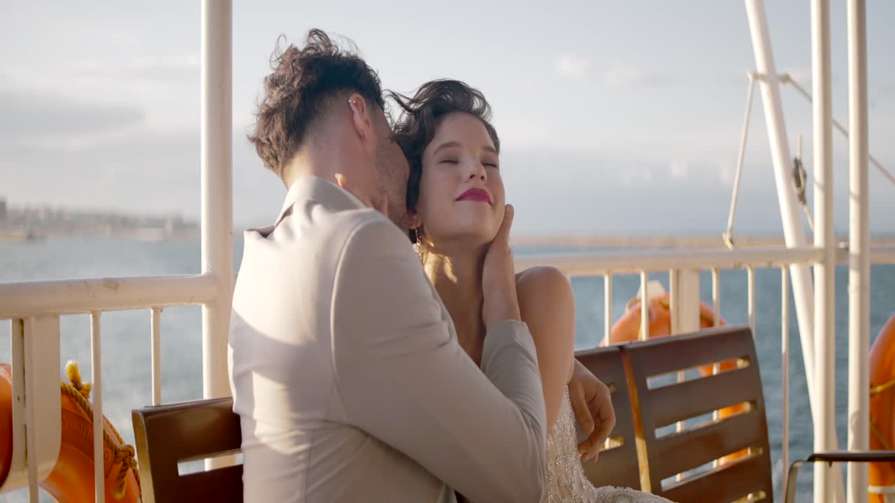 페리에서 사랑에 빠진 커플