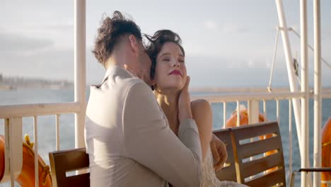 una pareja enamorada en un ferry