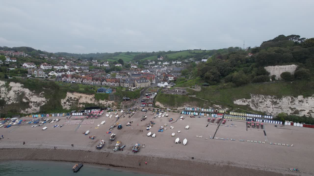 pueblo de pescadores de cerveza y playa devon inglaterra levantamiento drone vista aérea