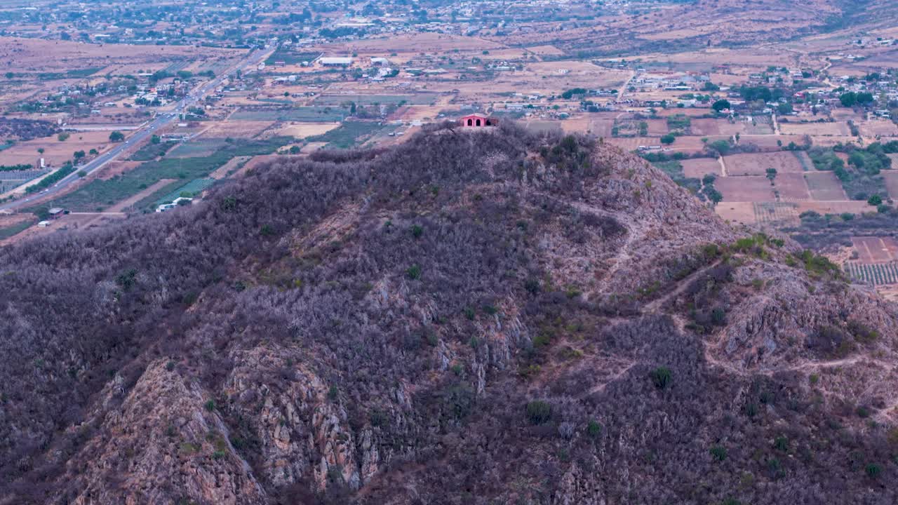Oaxaca’da bir dağ zirvesine tünemiş bir şapel, drone ile çekilmiş.