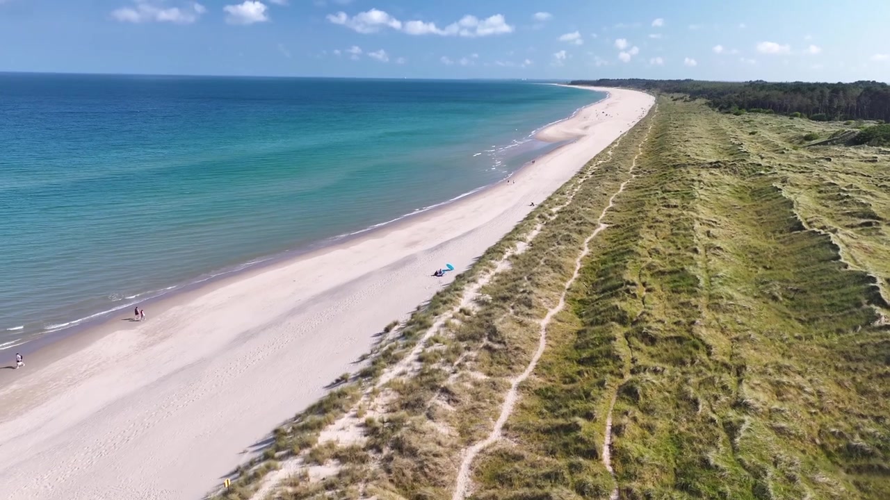 Droneflyvning over Curracloe Strand på en smuk solrig sommerdag, Wexford, Irland