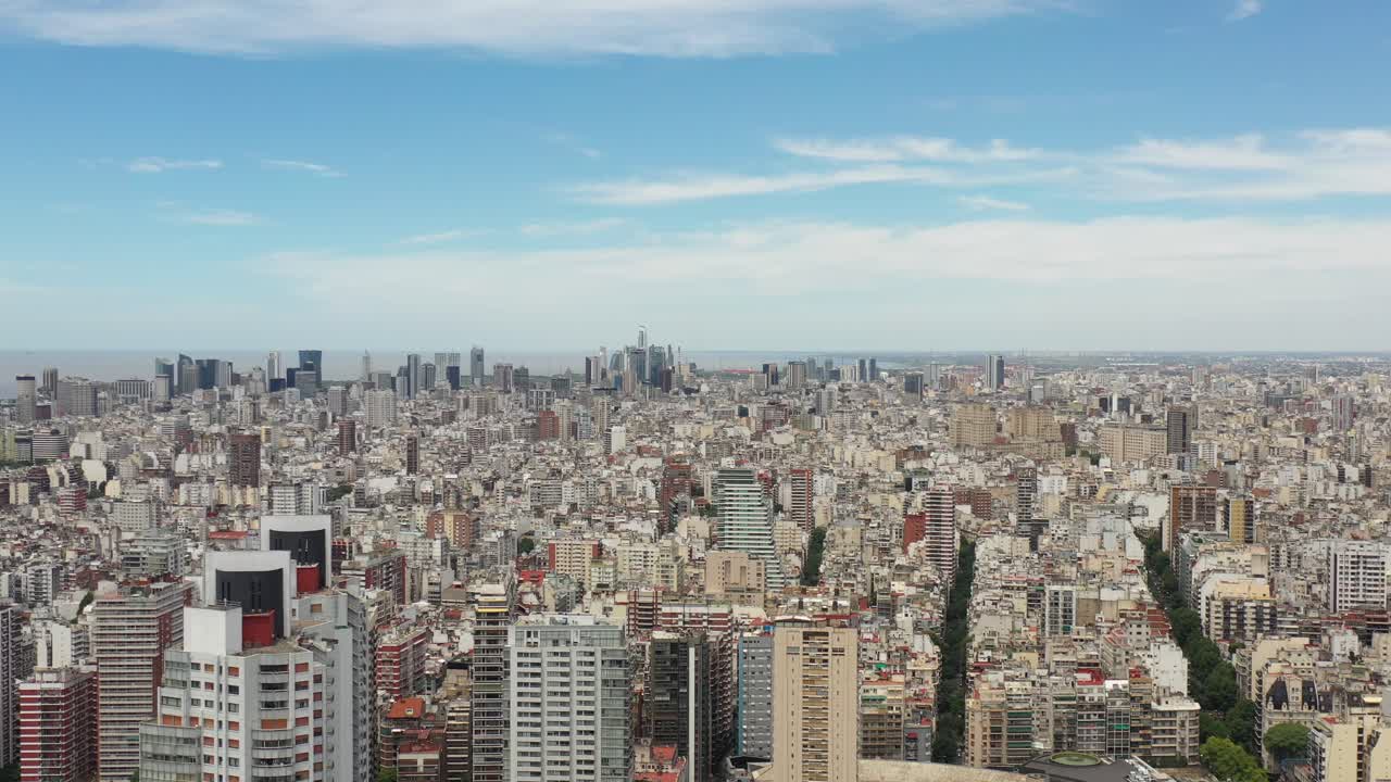 아르헨티나 부에노스 아이레스의 공중 파노라마 뷰, 드론이 라스 헤라스 공원 위로 천천히 내려오고 있습니다.