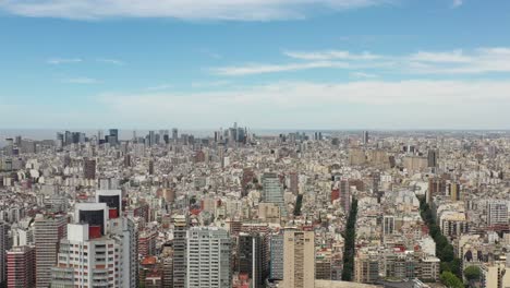 Vista-Panorámica-Aérea-De-Buenos-Aires,-Argentina,-Dron-Descendiendo-Lentamente-Sobre-El-Parque-Las-Heras