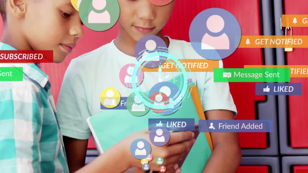 animación del reloj, iconos de perfil y notificaciones sobre niños biraciales que usan teléfonos inteligentes en la escuela