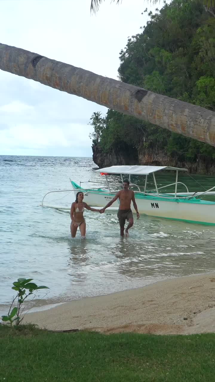 열대 해변 에서 산책 하는 부부