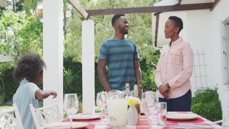 familia feliz comiendo juntos en la mesa
