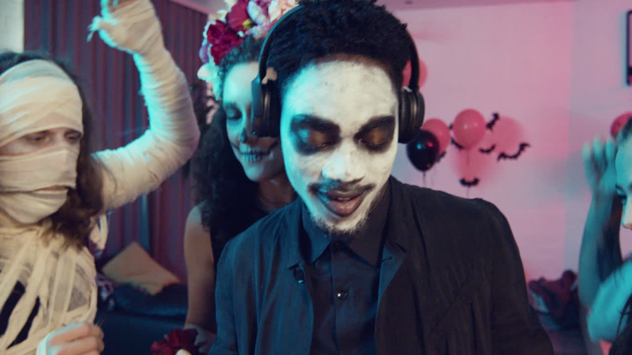 amigos en una fiesta de halloween