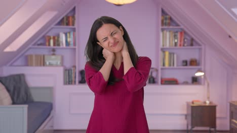 mujer india que sufre de dolor de cuello