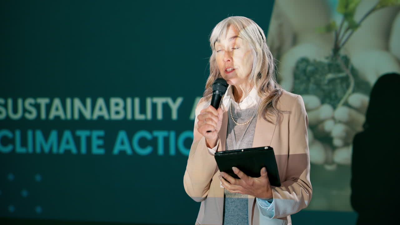 mujer haciendo una presentación sobre sostenibilidad y acción climática