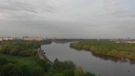 Río-Moska-De-Moscú-E-Iglesia-De-Kazán-4k-Desde-Un-Dron-Por-La-Tarde