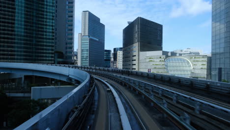 Automatisierter-Zug-Fährt-Auf-Der-Yurikamome-Linie-In-Tokio,-Japan,-Vorwärts