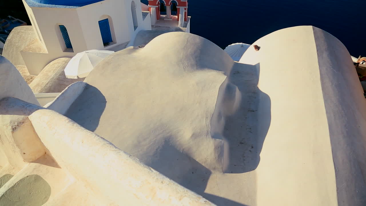 inclínate hacia una iglesia ortodoxa griega en la isla griega de santorini 1