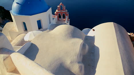 inclínate hacia una iglesia ortodoxa griega en la isla griega de santorini 1