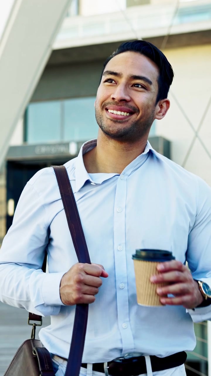 Empresário Sorridente Caminhando ao Ar Livre com Café e Pasta Executiva