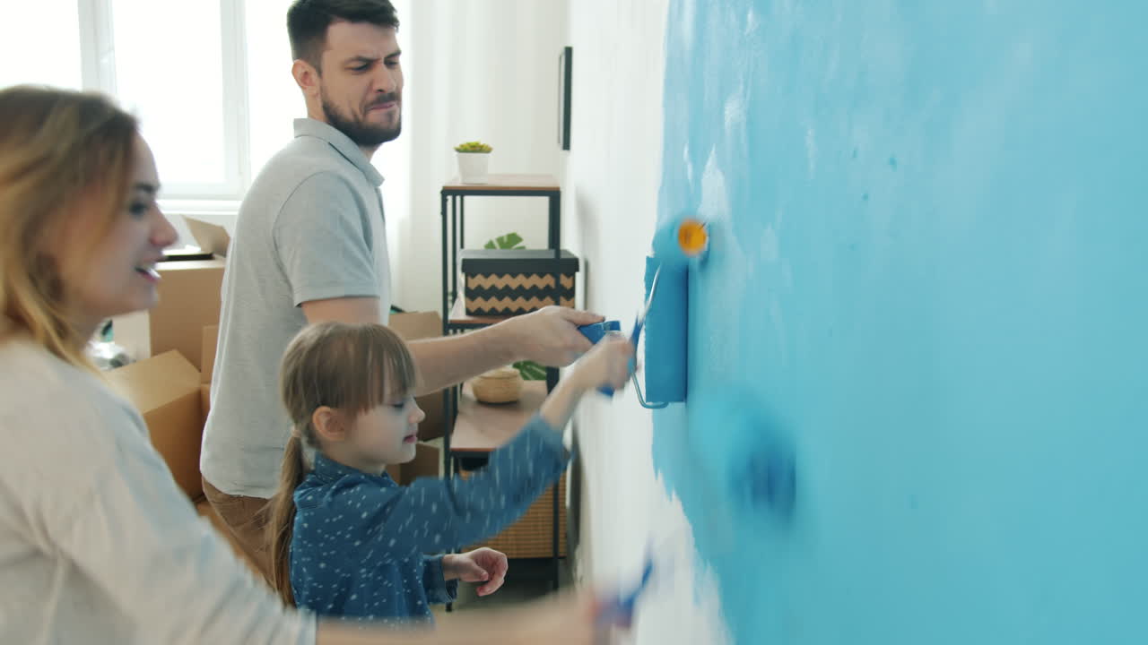familia pintando una pared juntos