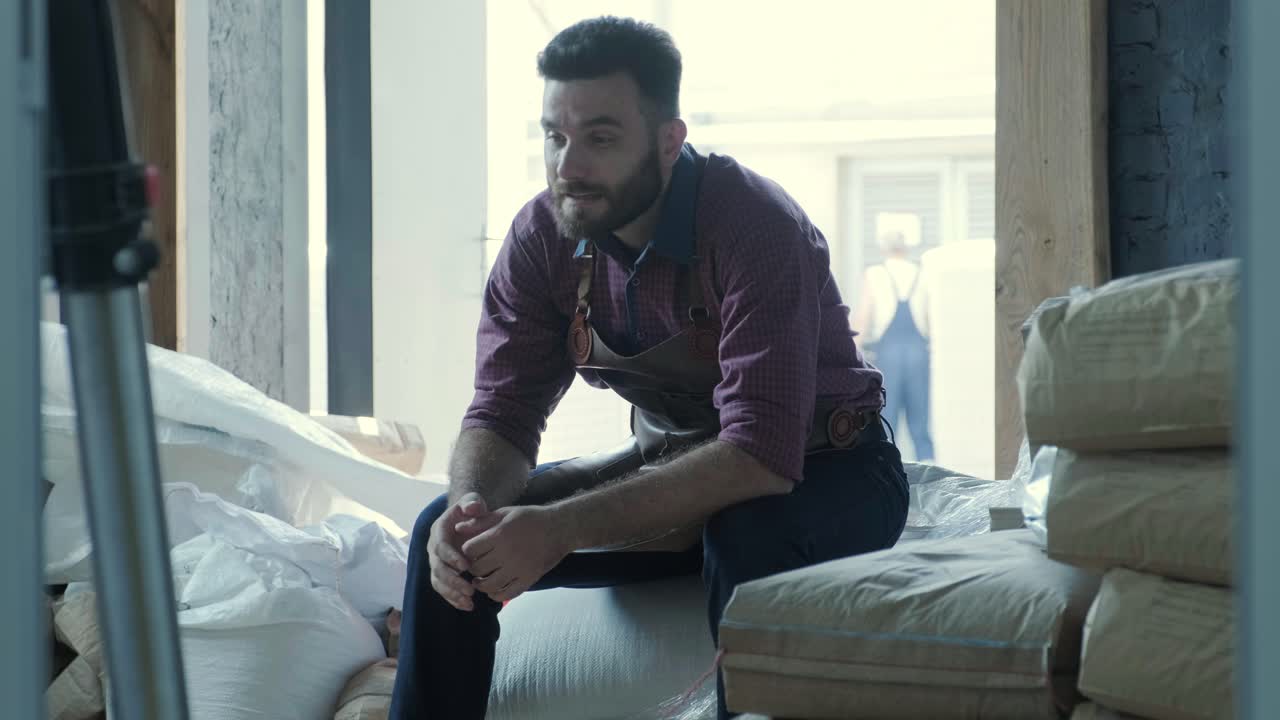 jovem cervejeiro trabalha numa cervejaria moderna