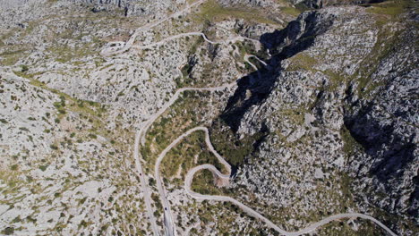 vista aérea de las carreteras colls dels reis y nus de sa corbata en escorca, islas baleares, españa
