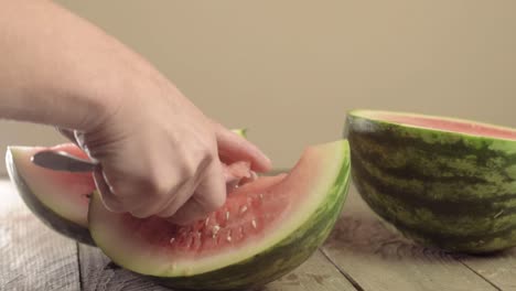 Hand-Löffelt-Eine-Saftige-Reife-Wassermelone-Aus
