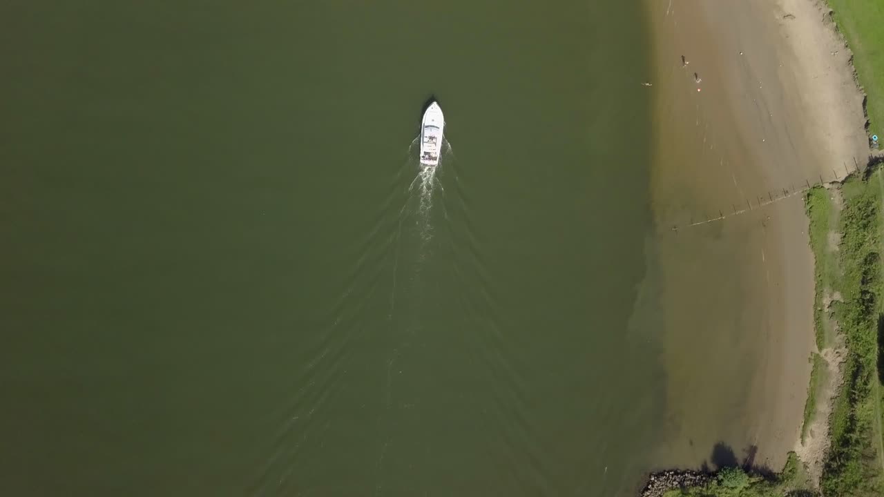 네덜란드, 유럽의 뮤즈 강에서 보트를 따라 탑다운 샷의 공중 드론 보기