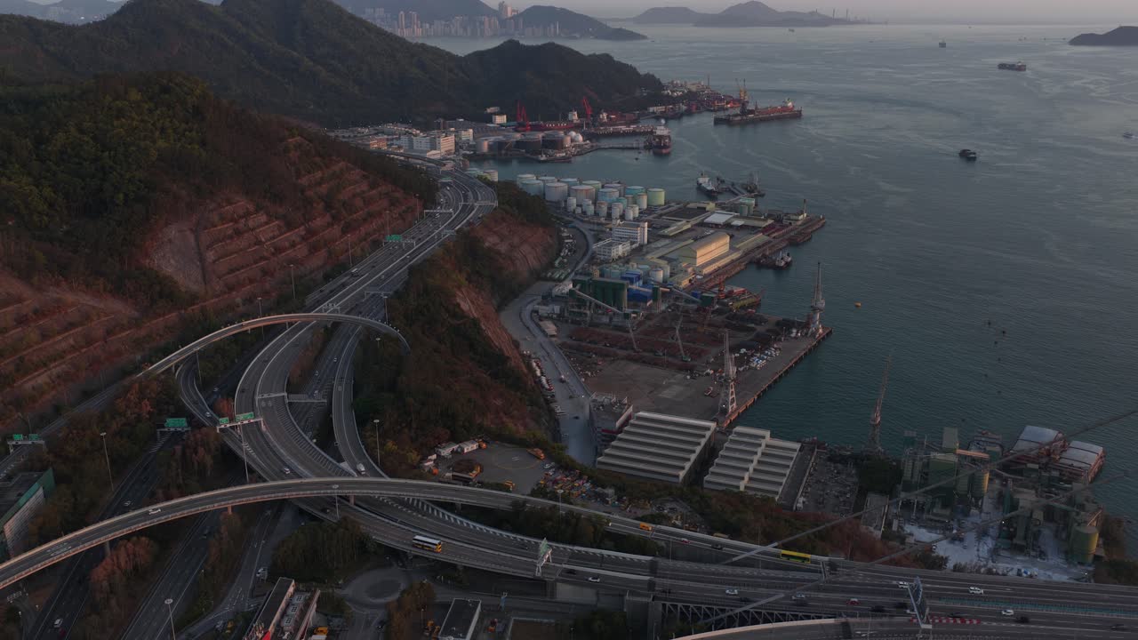 Luftfoto af Hong Kongs motorvejskryds og industrihavn ved solnedgang