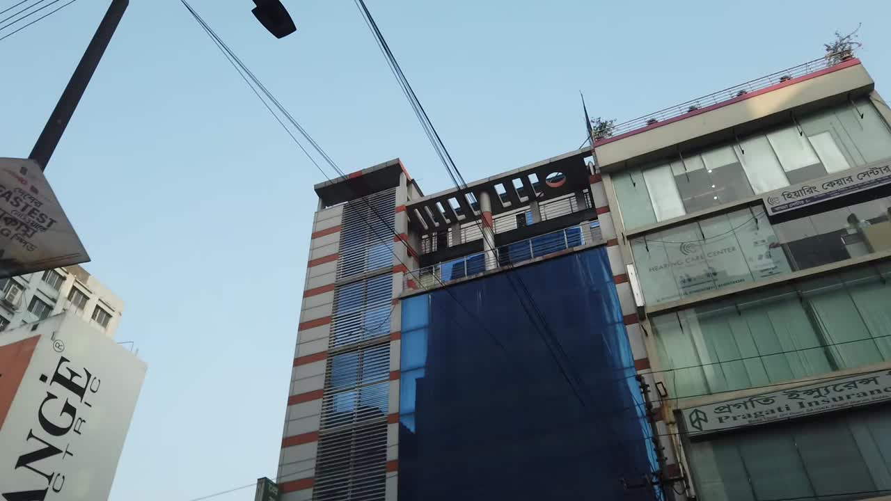 체육관과 건물이 있는 도시 풍경