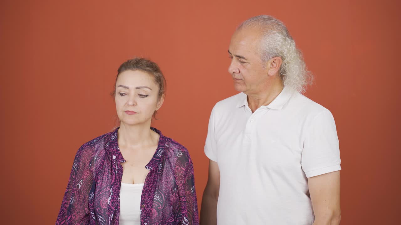 우울한 커플들이 서로를 쳐다보고 있습니다.